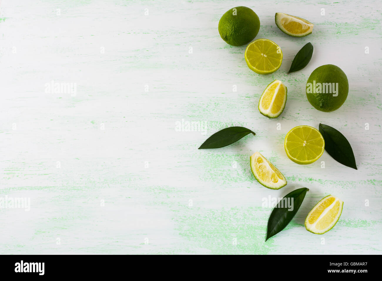 Gesunde Ernährung-Konzept mit Limetten und Zitronen. Frische Lebensmittel. Vegetarisches Essen. Frisches Obst. Gemischte Früchte. Obst-Hintergrund. Stockfoto