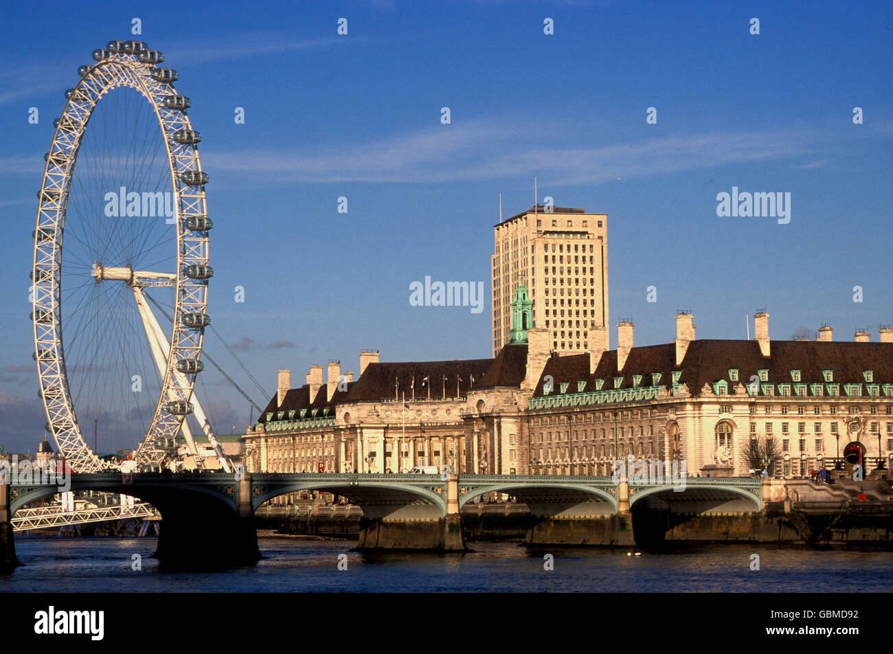 Das London Eye, ein Riesenrad mit County Hall, Südufer der Themse, London, Großbritannien Stockfoto