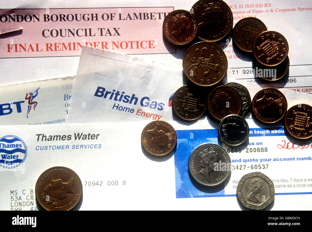 Rechnungen und Geld illustrieren die Entwicklung der Lebenshaltungskosten in England Stockfoto