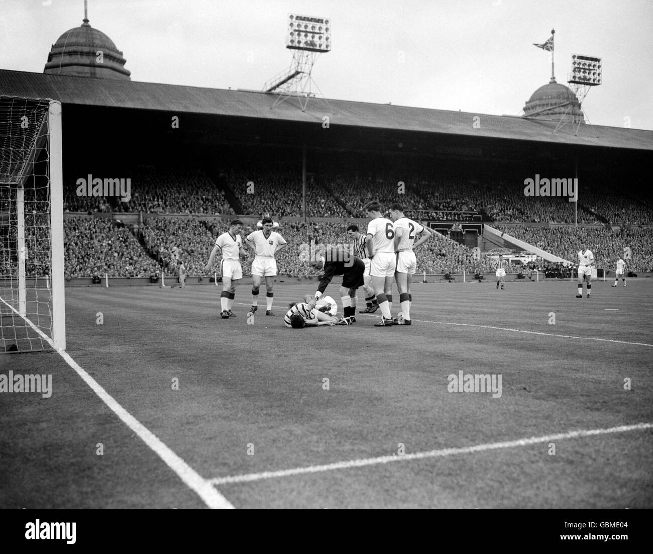 Schiedsrichter F Coultas (3. R) überprüft den Zustand von Peter McParland von Aston Villa (3. L), nachdem er mit Manchester United-Torwart Ray Wood (4. L) kollidierte, während Roger Byrne (l), Jackie Blanchflower (2. L), Duncan Edwards (2. R) und Bill Foulkes (r) besorgt auf ihn schauen Stockfoto