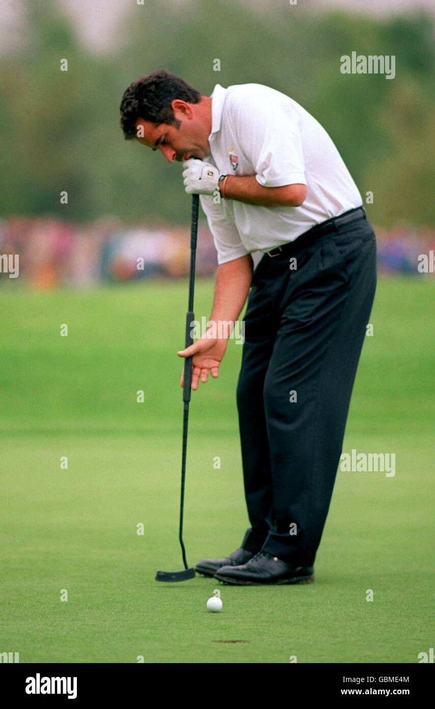 Golf - Ryder Cup 1993 - Der Belfry. Europas Sam Torrance mit einem ausgedehnten Putter Stockfoto