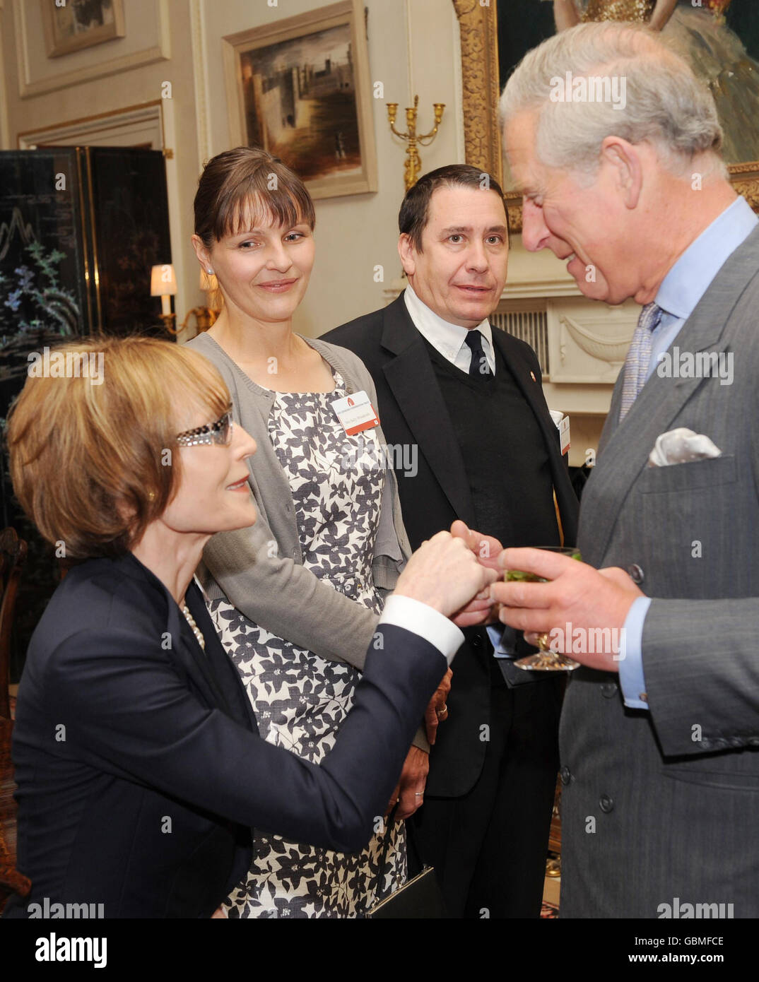 Der Prinz von Wales trifft (links- rechts) Lady Victoria Getty, Sally Woodcock und Jools Holland im Clarence House in London, wo er anlässlich des 40. Jahrestages des Churches Conservation Trust einen Empfang veranstaltete. Stockfoto