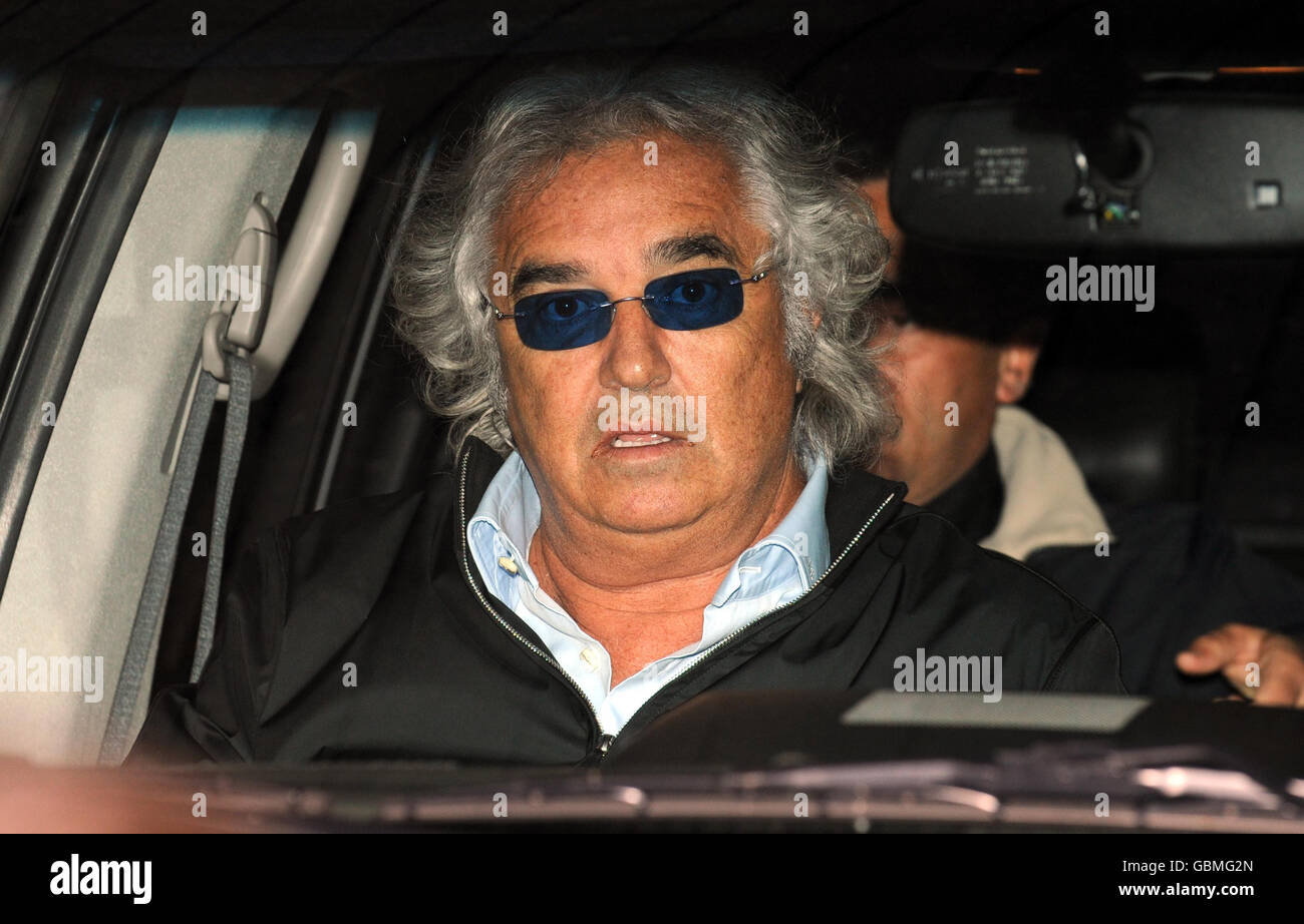 Motorsport - Treffen Der Formel-1-Mannschaften - Sofitel Hotel. Flavio Briatore verlässt das Unternehmen nach dem Treffen der Formel-1-Mannschaften im Sofitel Hotel, Heathrow Airport, London. Stockfoto