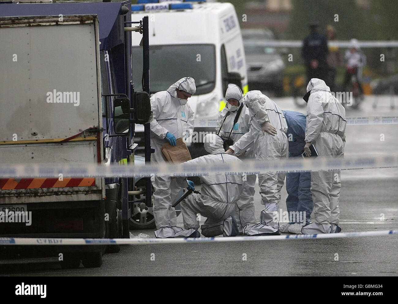 Forensiker und Offiziere von Gardai am Schauplatz im Foxborough-Gebiet von Lucan, Dublin, wo heute zwei Männer angeschossen wurden, als bewaffnete Elite-gardai einen versuchten Überfall auf einen Transporter mit Bargeld vereitelte. Eine fünfköpfige Bande wurde mit Detektiven konfrontiert, die sie unter Überwachung gestellt hatten, als sie kurz nach Mittag das Sicherheitspersonal in Lucan, im Westen Dublins, rauben wollten. Stockfoto