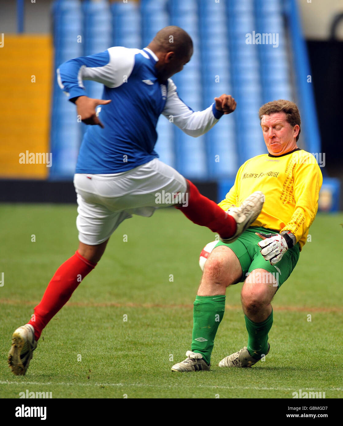 Darren Campbell (links) der pensionierte Sprint-Athlet im Einsatz gegen Gerry Sutcliffe Labour-Abgeordnete für Bradford South und Torhüter für das britische Parlamentarische Fußballteam gegen ein sportliches Prominententeam an der Stamford Bridge heute Morgen. Stockfoto