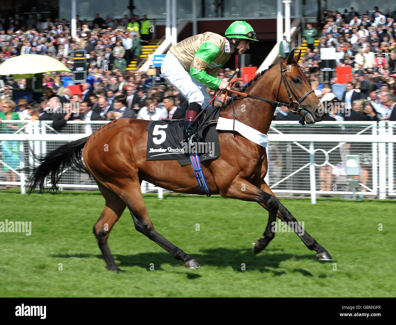 Pferderennen - Maifest - Tag Drei - Chester Racecourse - The Hawker Beechcraft Handicap Stakes. Der Jockey Micky Fenton wird im Hawker Beechcraft Handicap vertastet Stockfoto