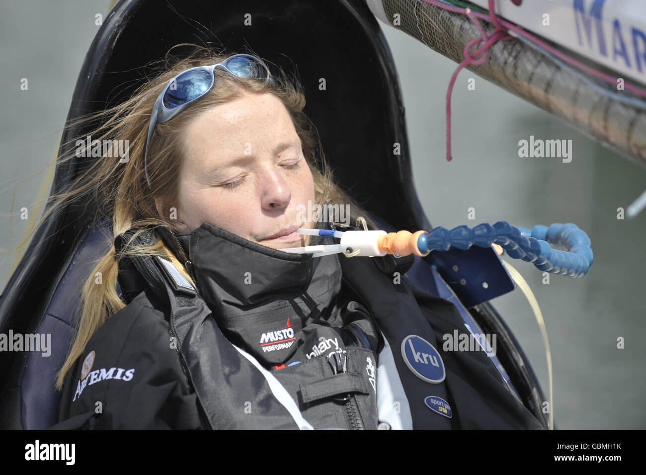 Die vierbeinigen behinderten Seemannin Hilary Lister an Bord ihres speziell ausgestatteten Bootes Artemis, das an Queen Anne's Battery, Plymouth, liegt, da das Wetter für sie zu rau ist, um die Segel zu setzen. Stockfoto