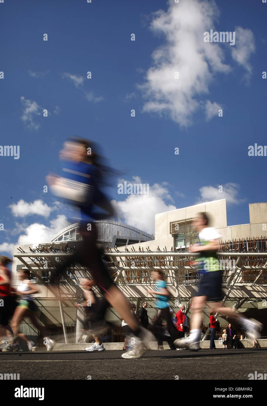 Bupa Great Edinburgh Run. Die Teilnehmer des Bupa Great Edinburgh Run passieren das schottische Parlament. Stockfoto