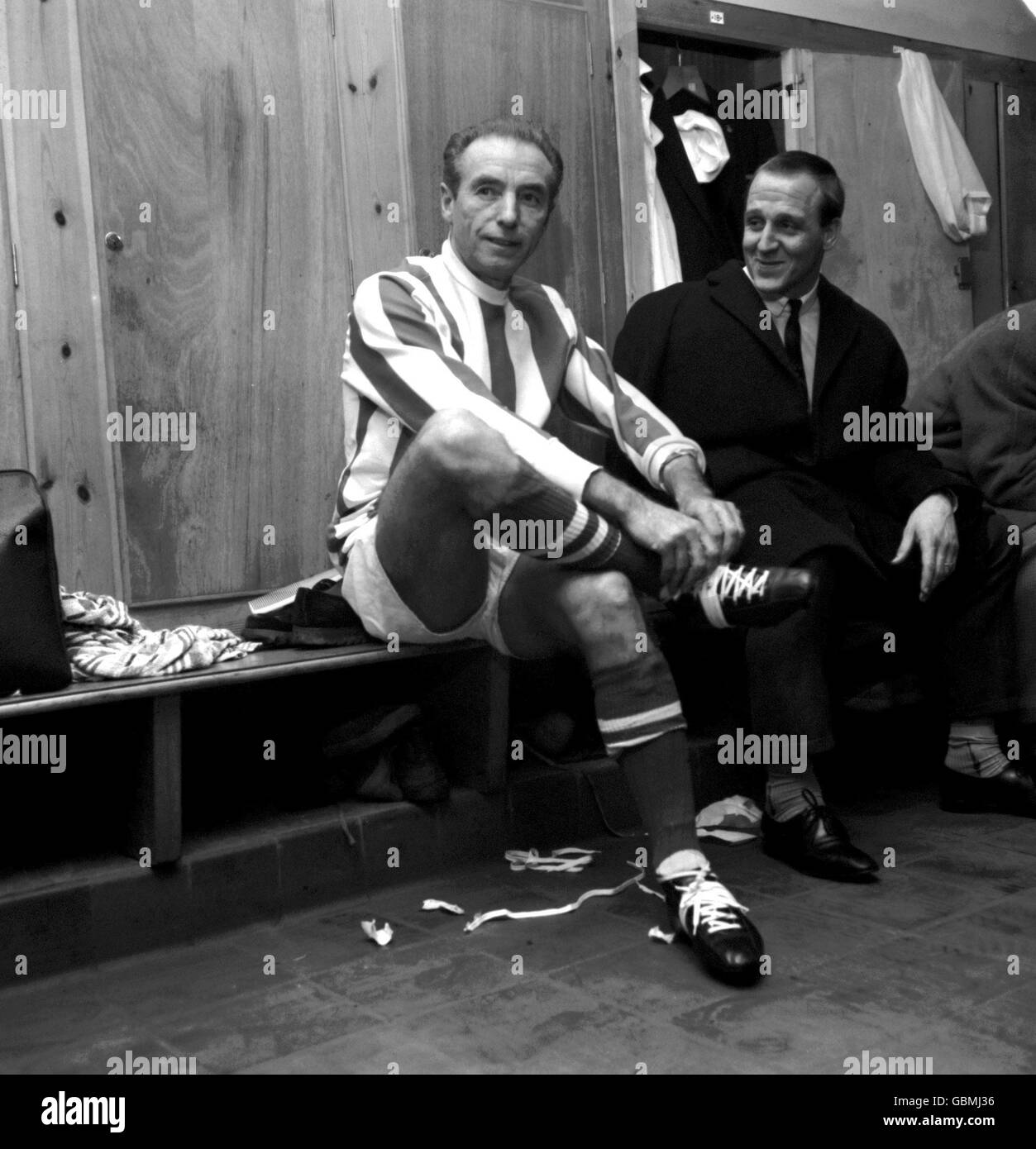 Maurice Setters (r) von Stoke City sieht zu, wie Teamkollege Stanley Matthews (l) seine Stiefel für sein letztes Spiel im Alter von 50 Jahren und fünf Tagen aufschnürt Stockfoto