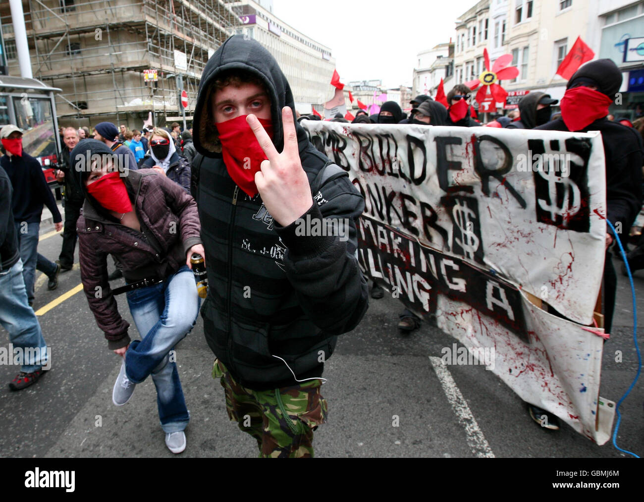 Während eines 1. Mai-Protestes ziehen sich Anti-Kriegs-Demonstranten durch Brighton, East Sussex. Stockfoto