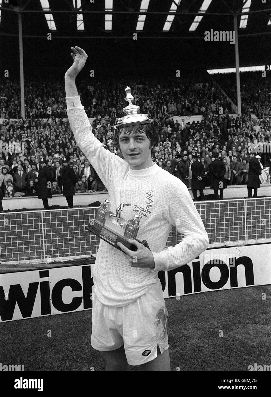 Leeds United Sieger Torschütze Allan Clarke feiert mit der Spitze des FA Cup, und seine Charles Buchan's Football Monthly man of the Match Award Stockfoto