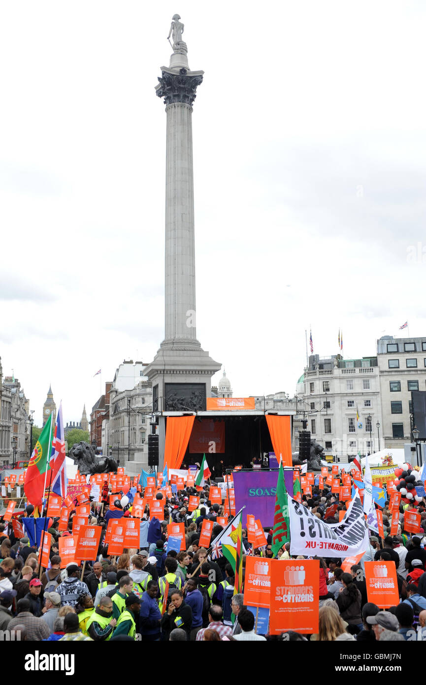 Am Trafalgar Square, London, findet eine Kundgebung mit Fremden in Bürger statt, die eine „verdiente Amnestie“ für illegale Einwanderer in Großbritannien unterstützt. Stockfoto