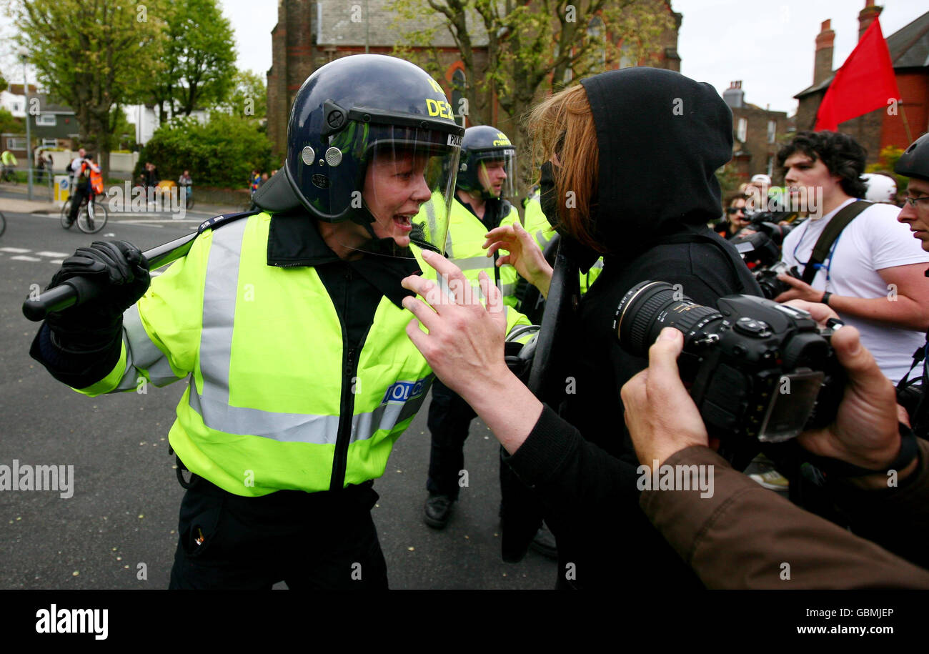 Zerschmettere EDO-Aktivisten stoßen bei einem Protest am 1. Mai auf ihren Weg durch Brighton, East Sussex, mit der Polizei. Stockfoto