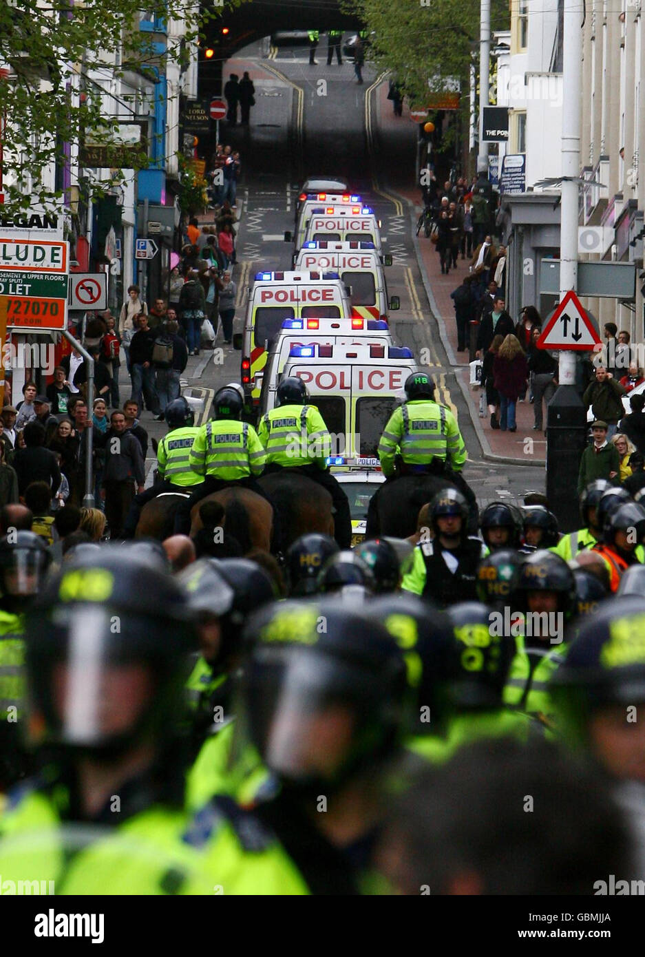 Eine starke Polizeipräsenz, als sich Smash EDO-Aktivisten während eines 1. Mai-Protests durch Brighton, East Sussex, durchmachen. Stockfoto