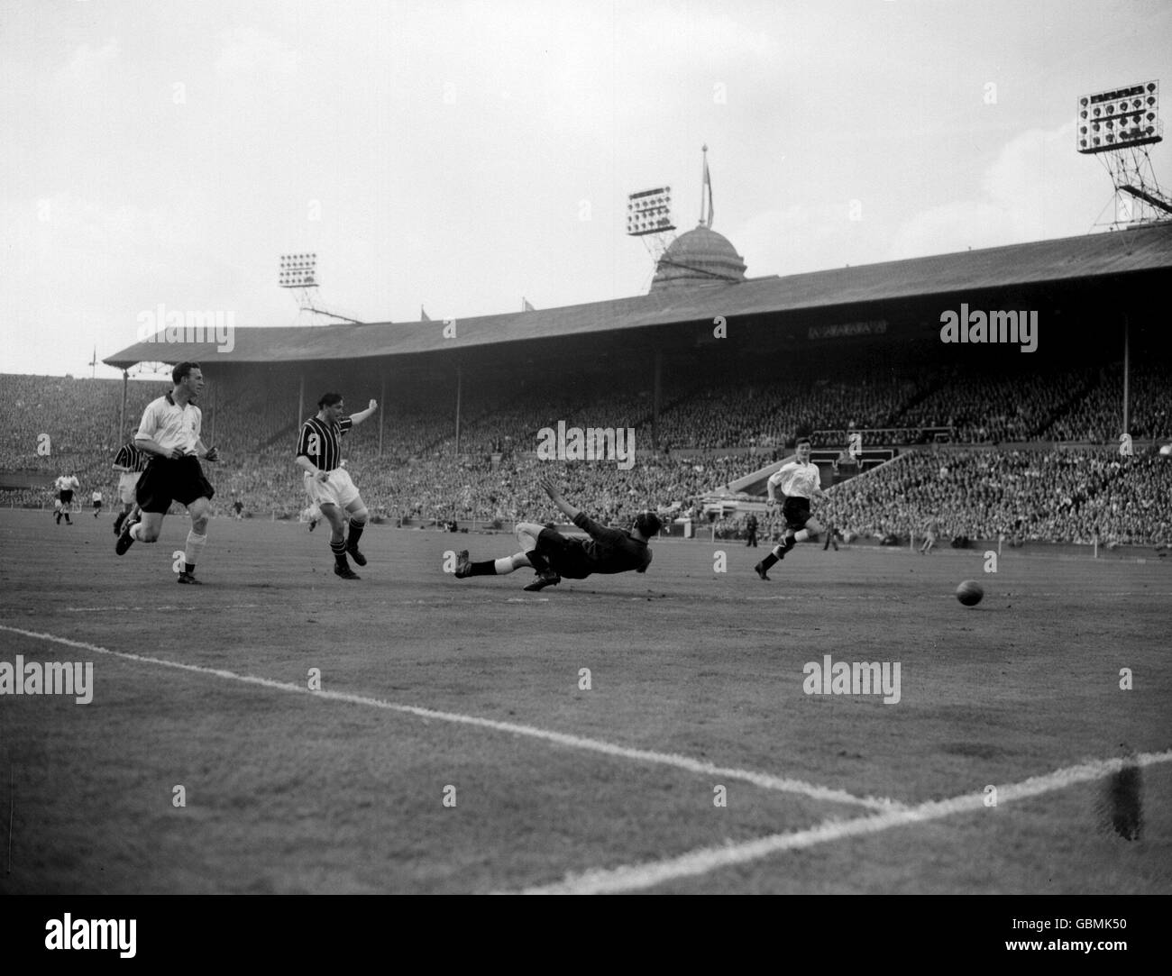 Bobby Johnstone von Manchester City (2. L) schießt das dritte Tor seines Teams vor Birmingham City-Torwart Gil Merrick (2. R), als Birmingham's Jeff Hall (r) versucht, zurück zu kommen Stockfoto