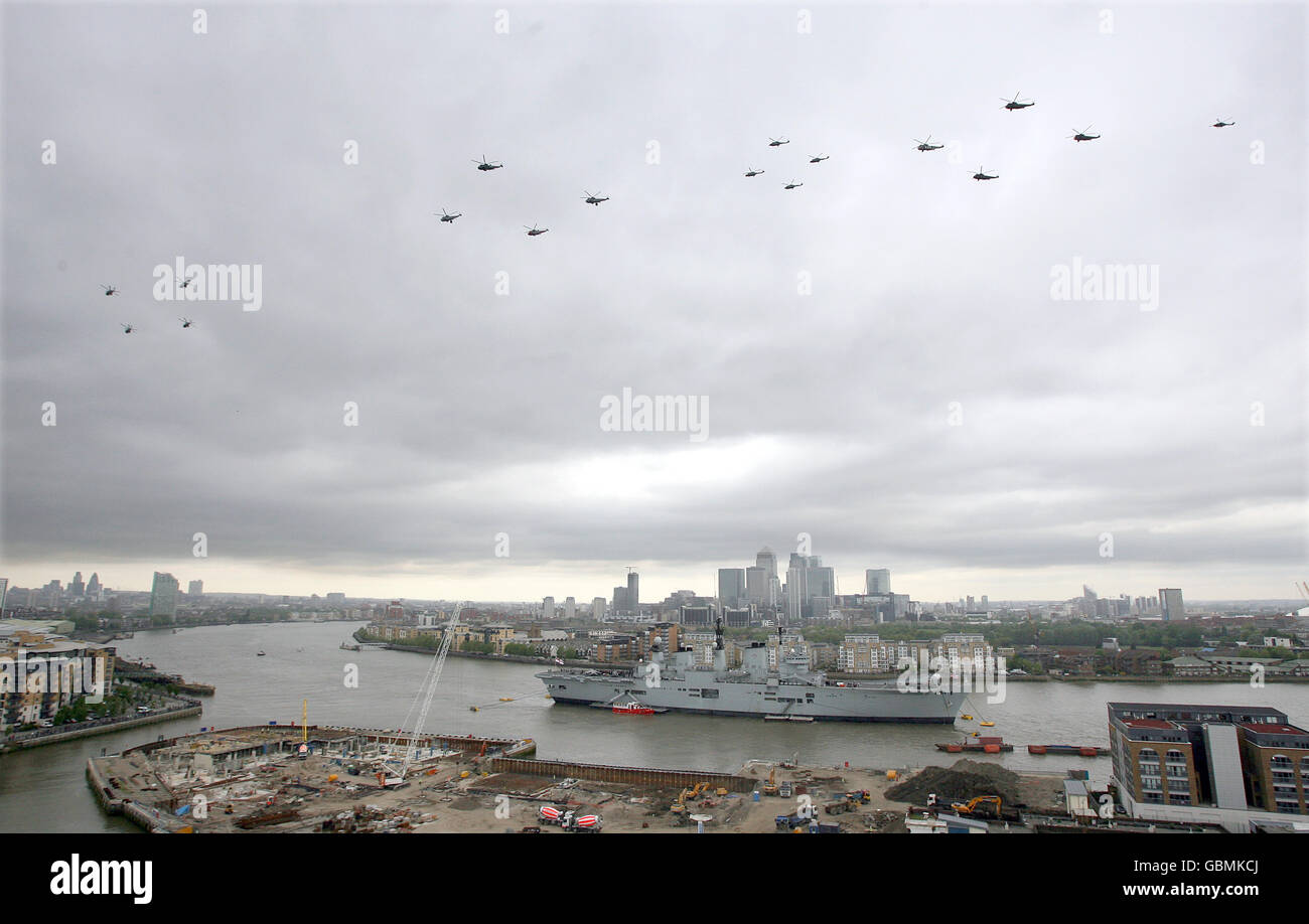 HMS illustre vor Anker in der Themse in Greenwich, London, als Hubschrauber über dem Kopf fliegen. Die Royal Navy feiert 100 Jahre Schiffsluftfahrt mit dem Flipper über dem Flaggschiff. Stockfoto