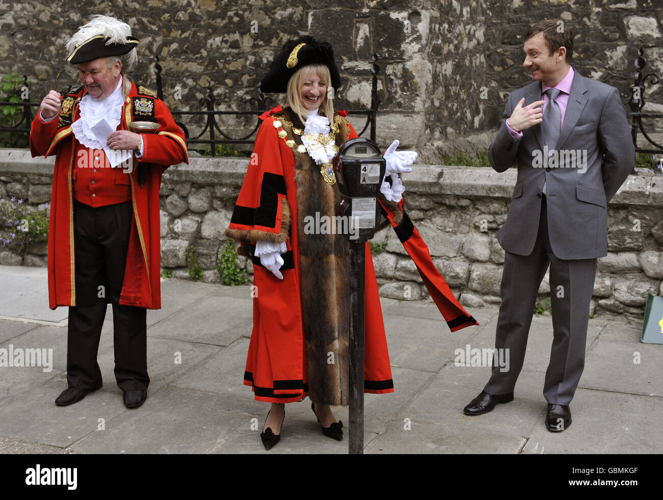 (Von links) Peter Moore, der Stadtkriter von Westminster, der Oberbürgermeister von London und Cllr Danny Chalkey führen vor dem Entfernen des letzten münzbetriebenen Parkzählers im Zentrum von London eine Zeremonie auf dem Warwick Square durch. Stockfoto