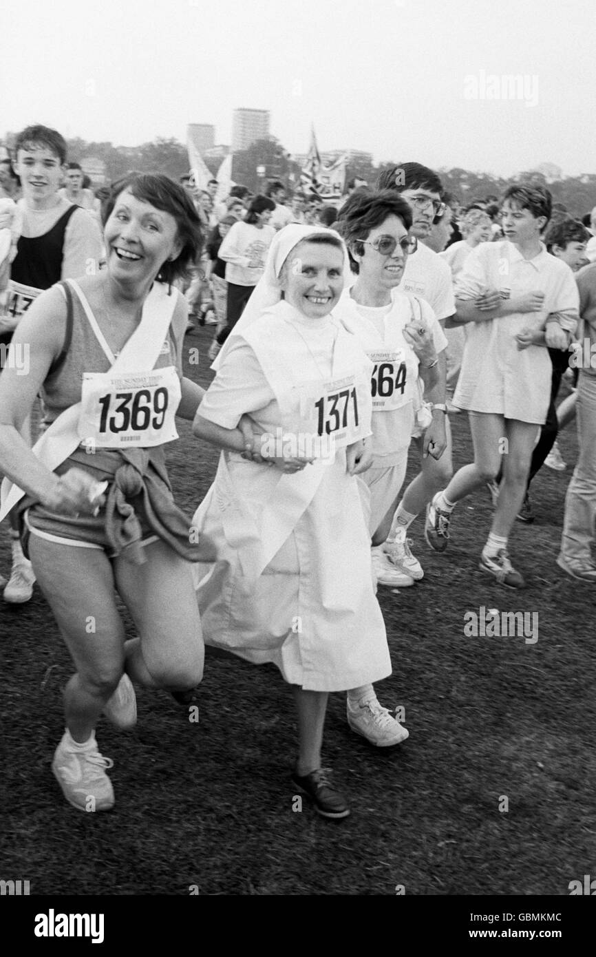 Schwester Imelda (Nummer 1371) von St. Raphael's, Cheam, nimmt am 9. National Fun Run im Hyde Park Teil, der der Beratungsgruppe für Behinderungen des Prince of Wales zur Seite steht. Stockfoto