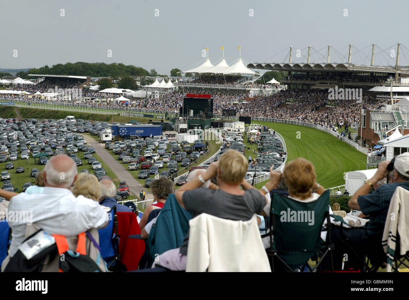 Pferderennen - Goodwood Festival. Rennfahrer genießen einen tollen Blick auf den Golfplatz Stockfoto