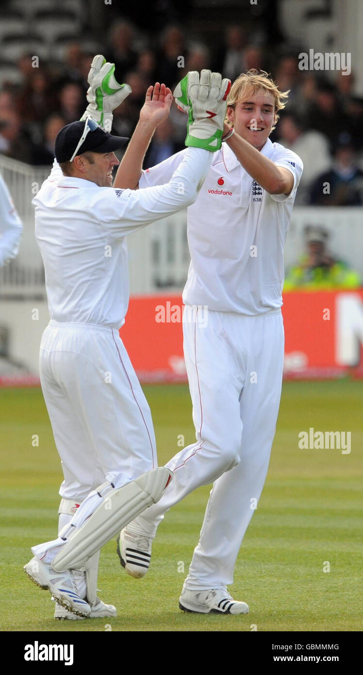 Der englische Stuart Broad nimmt das Dickicht von Fidel Edwards ein, den Tim Bresnan beim ersten npower-Test-Spiel im Lord's Cricket Ground, London, für 2 erwischt hat. Stockfoto