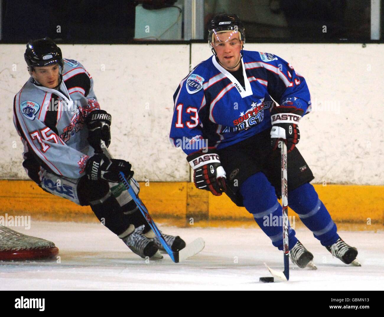 Hulls Robert Dowd (links) repräsentiert die Northern All Stars und Basingstoke's Shaun Thompson repräsentiert die Southern All Stars während des Elite League All Star Spiels im Coventry Skydome, Coventry Stockfoto