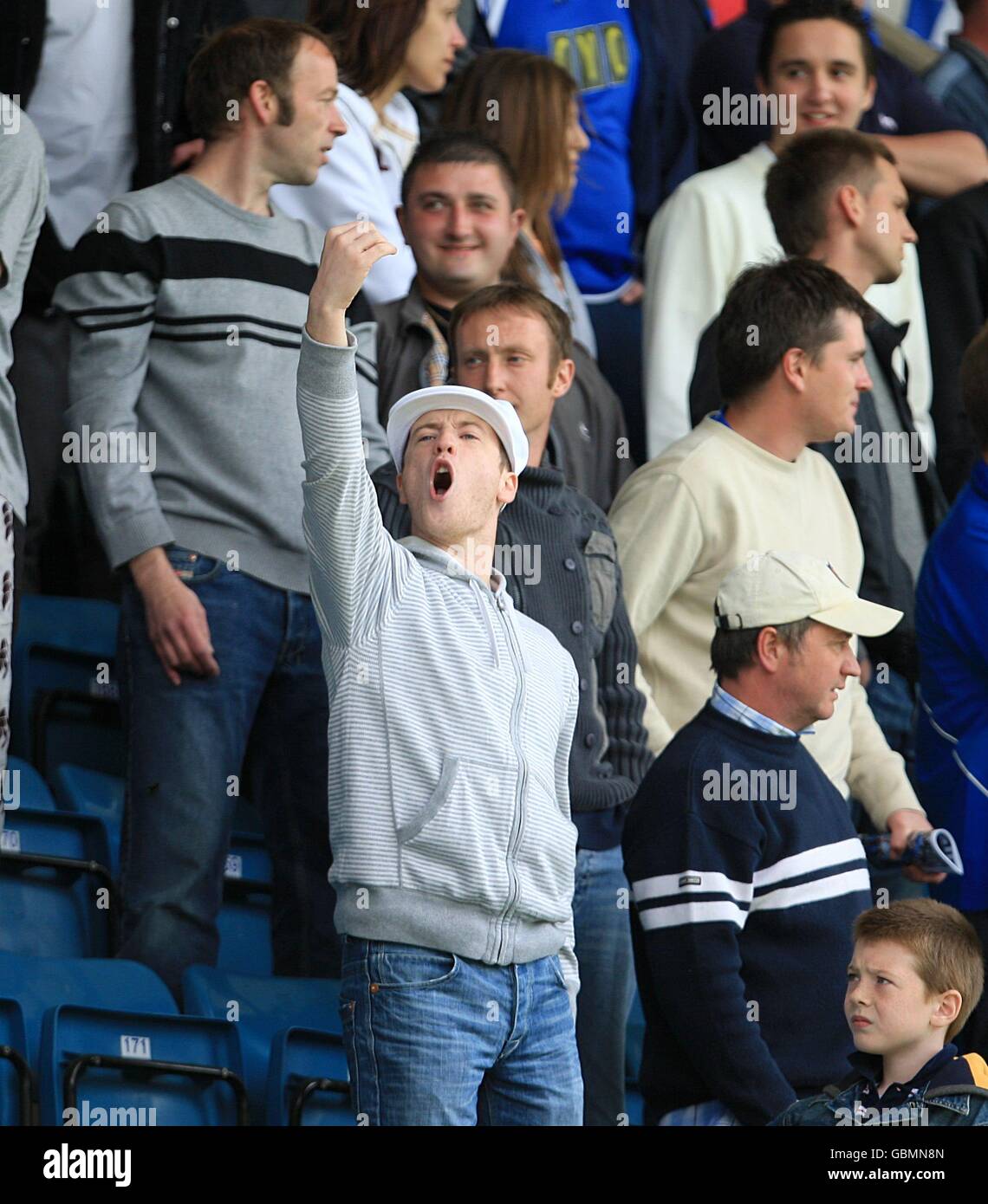 Ein Millwall-Fan zeigt sich den Leeds United-Fans gegenüber Die Tribünen Stockfoto