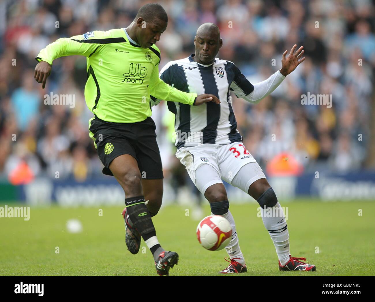 Fußball - Barclays Premier League - West Bromwich Albion / Wigan Athletic - The Hawthorns. Titus Bramble von Wigan Athletic und Marc-Antoine Fortune von West Bromwich Albion (rechts) kämpfen um den Ball Stockfoto