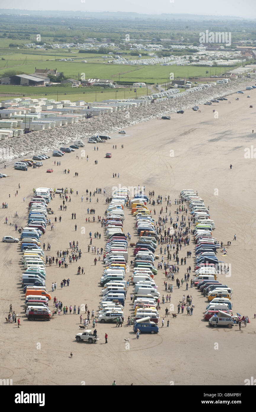 Volkswagen-Enthusiasten treffen sich bei schönem Wetter am Strand von Brean Down, als Teil von VanWest in Somerset. Stockfoto