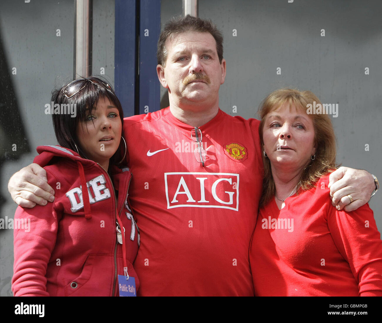 Steve und Carmel Collins, Eltern des ermordeten Limerick-Geschäftsmannes Roy Collins und seiner Schwester Leanne während einer Massendemonstration in Limerick gegen die Gangland-Gewalt in der Stadt. Stockfoto