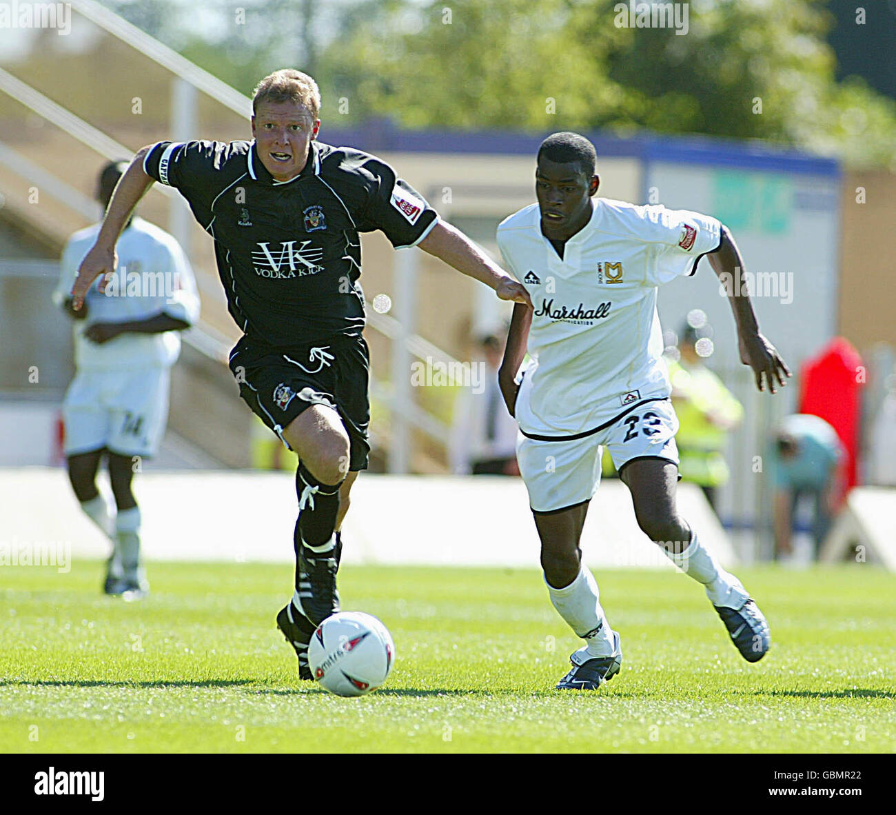 Milton Keynes Dons' Izale McLeod (r) und Barmsley's Tony Vaughan Kampf um den Ball Stockfoto