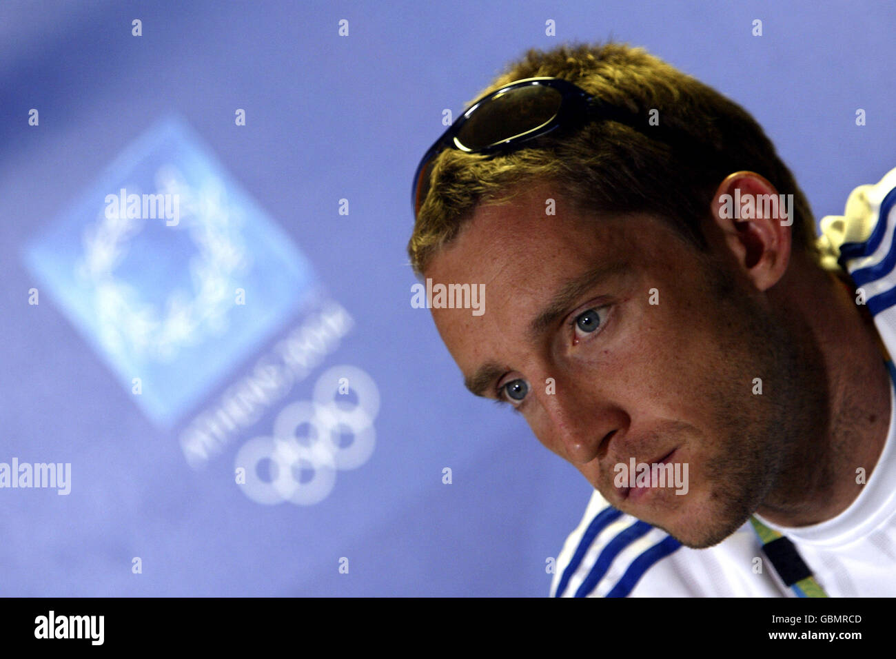 Olympische Spiele 2004 In Athen - Pressekonferenz Der Britischen Olympischen Vereinigung. Der britische Schwimmer Stephen Parry steht den Medien gegenüber Stockfoto