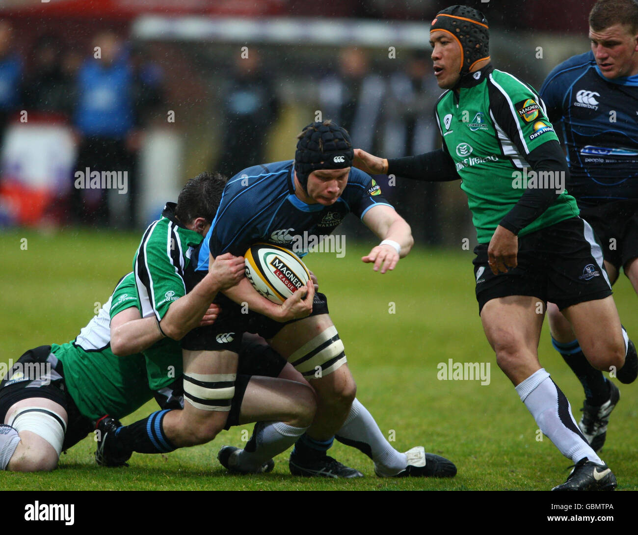 Rugby Union - Magners League - Glasgow Warriors gegen Connacht - Firhill. Callum Forrester von Glasgow Warriors wird während des Spiels der Magners League im Firhill Stadium, Glasgow, Schottland, angegangen. Stockfoto
