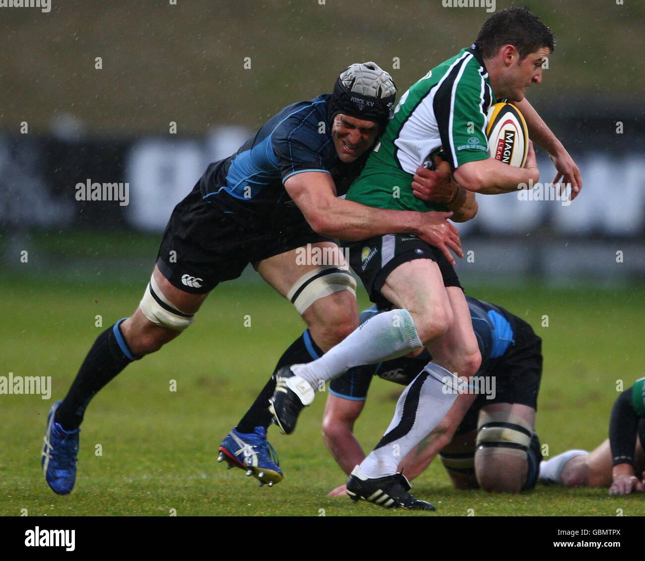 Kelly Brown von Glasgow Warriors in Aktion mit Keith Matthews von Connacht während des Spiels der Magners League im Firhill Stadium, Glasgow, Schottland. Stockfoto