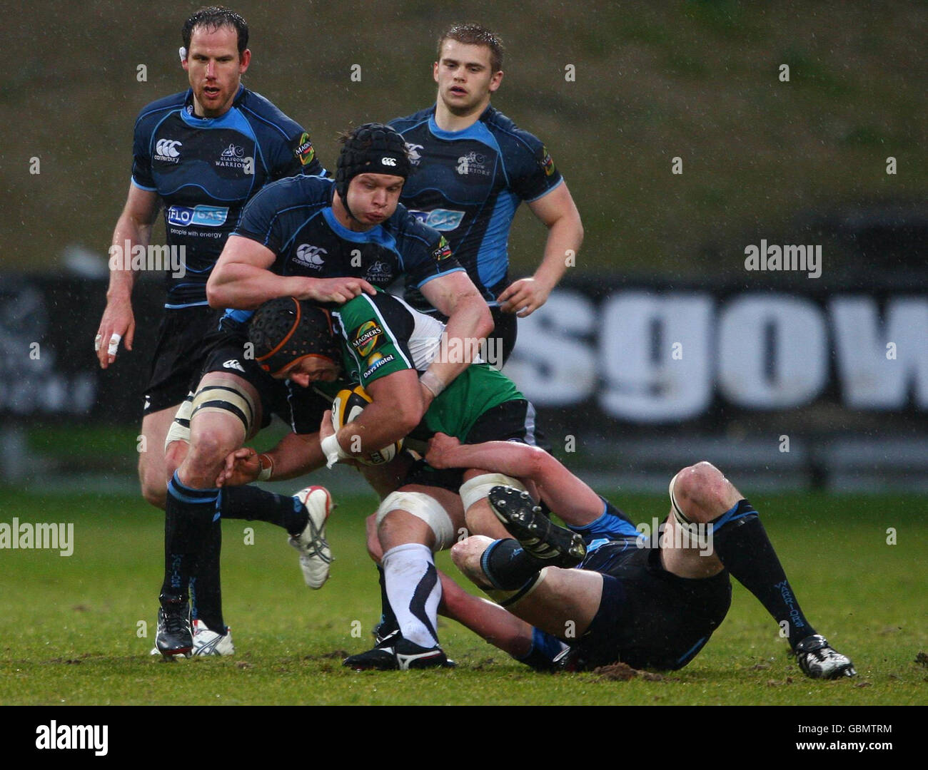 Calum Forrester von Glasgow Warriors bekämpft Connacht's John Muldoon während des Spiels der Magners League im Firhill Stadium, Glasgow, Schottland. Stockfoto