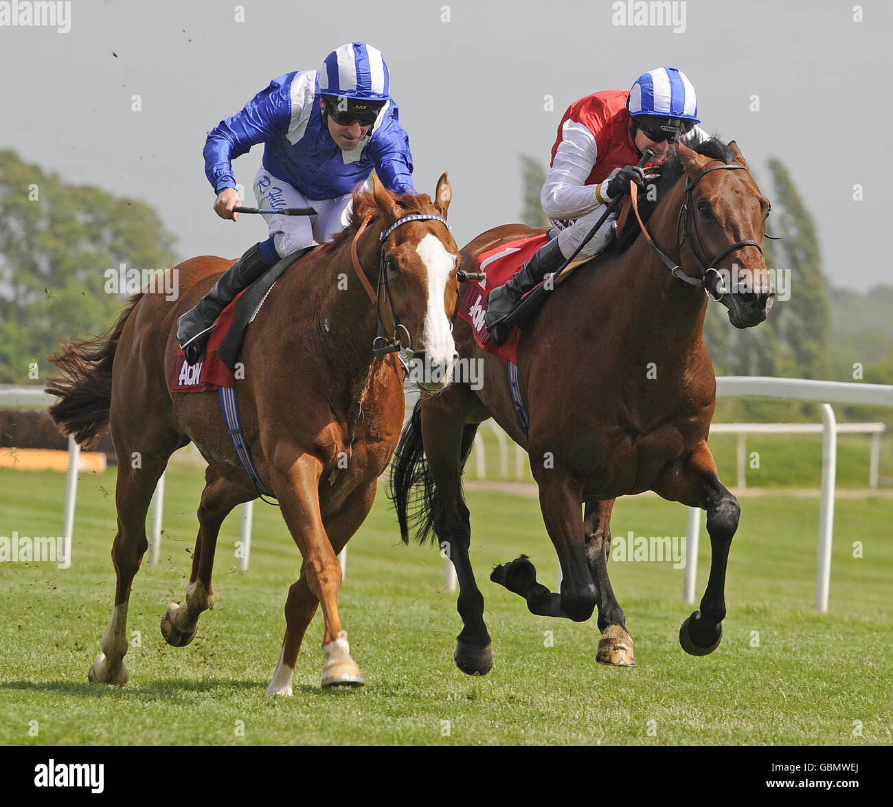 Tastahil von Richard Hills (links) gewinnt den Aon Aston Park Stakes (gelistet) von All the Aces von Philip Robinson auf der Newbury Racecourse, Berkshire. Stockfoto