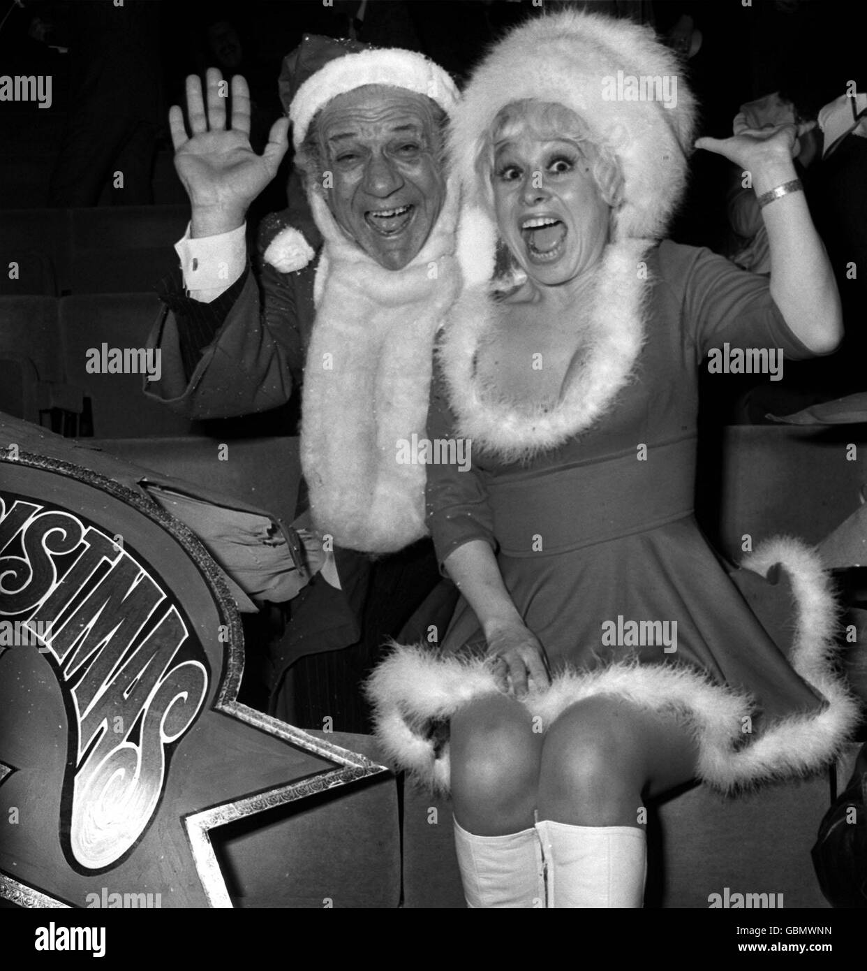 Die Stars Sid James und Barbara Windsor heißen Gäste willkommen Zu einer Party für ITVs Weihnachtsdarsteller im New London Theatre Stockfoto