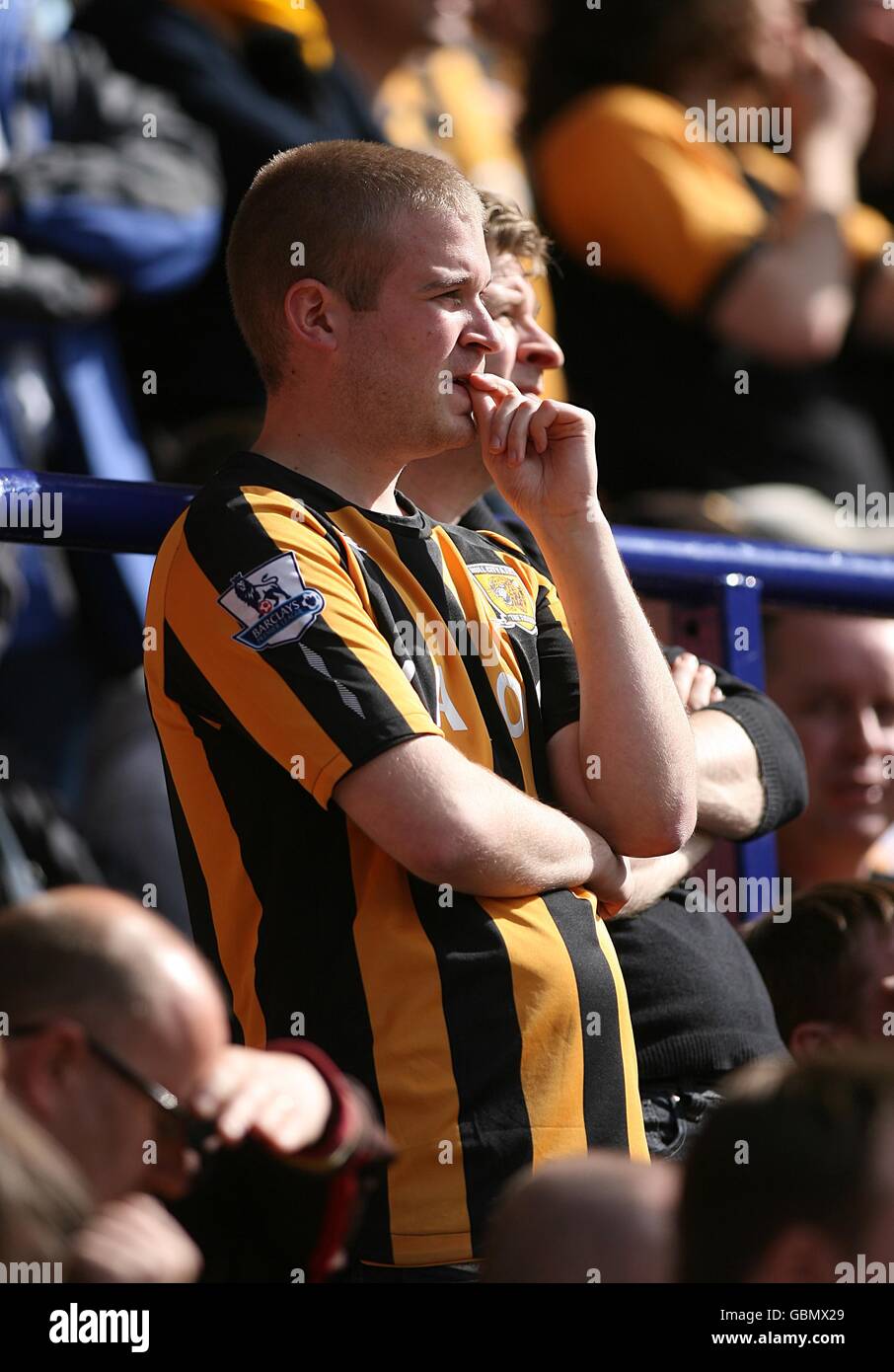Fußball - Barclays Premier League - Bolton Wanderers gegen Hull City - Reebok Stadium. Ein Hull City-Fan schaut besorgt auf den Tribünen Stockfoto
