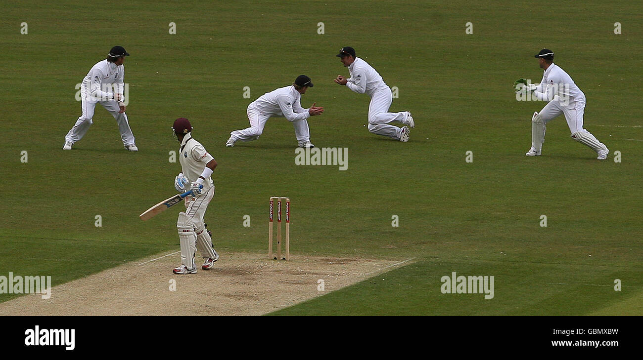 Cricket - zweites npower-Testspiel - Tag drei - England gegen Westindien - Riverside. Der Engländer Andrew Strauss nimmt den Fang von West Indies' Lendl Simmons vom Bowling von James Anderson Stockfoto