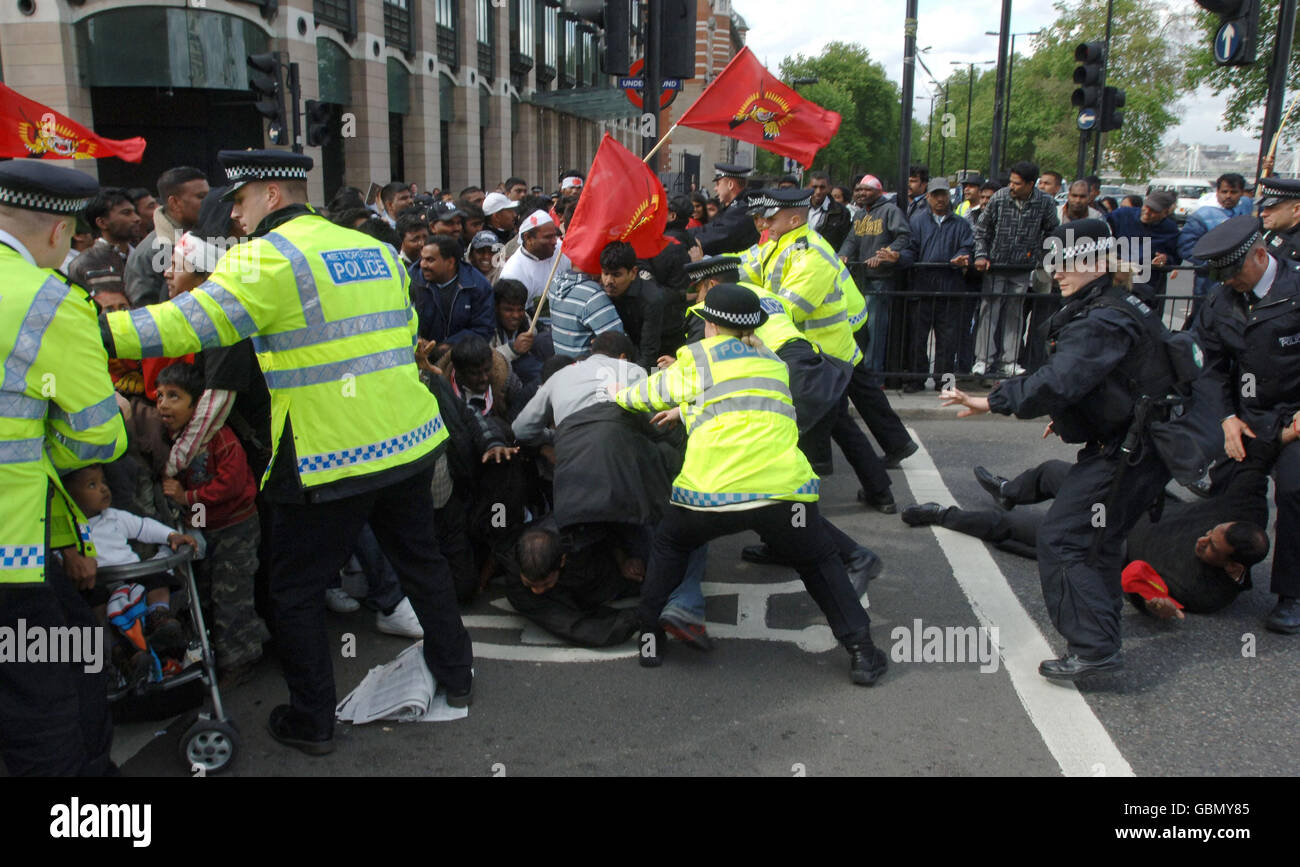 Tamilische Anhänger demonstrieren vor der Westminster Station, gegenüber dem Parlamentsgebäude, nachdem bekannt wurde, dass der Anführer der Rebellen der tamilischen Tiger von Sri Lanka heute von Armeetruppen getötet wurde und damit ihren endgültigen Widerstand niederschlug. Stockfoto