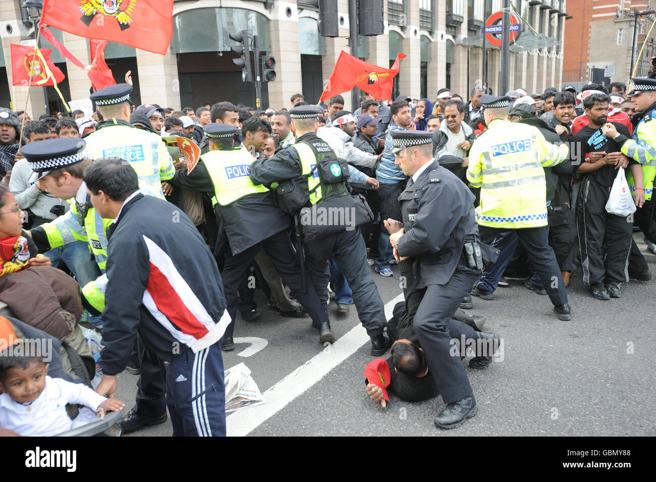 Tamilische Anhänger demonstrieren vor der Westminster Station, gegenüber dem Parlamentsgebäude, nachdem bekannt wurde, dass der Anführer der Rebellen der tamilischen Tiger von Sri Lanka heute von Armeetruppen getötet wurde und damit ihren endgültigen Widerstand niederschlug. Stockfoto