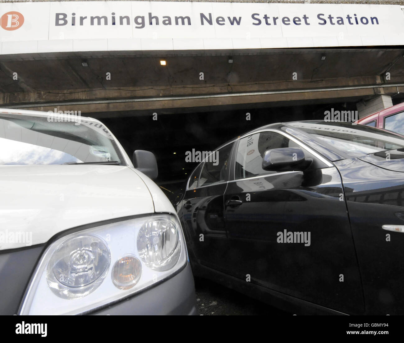 Autos parkten heute am Bahnhof Birmingham New Street. Bahnreisende werden wegen der Parkgebühren an Bahnhöfen „übers Ohr gehauen“, was für vier Stunden Gebühren von bis zu 55 beträgt, beklagte eine Gewerkschaft heute. Stockfoto