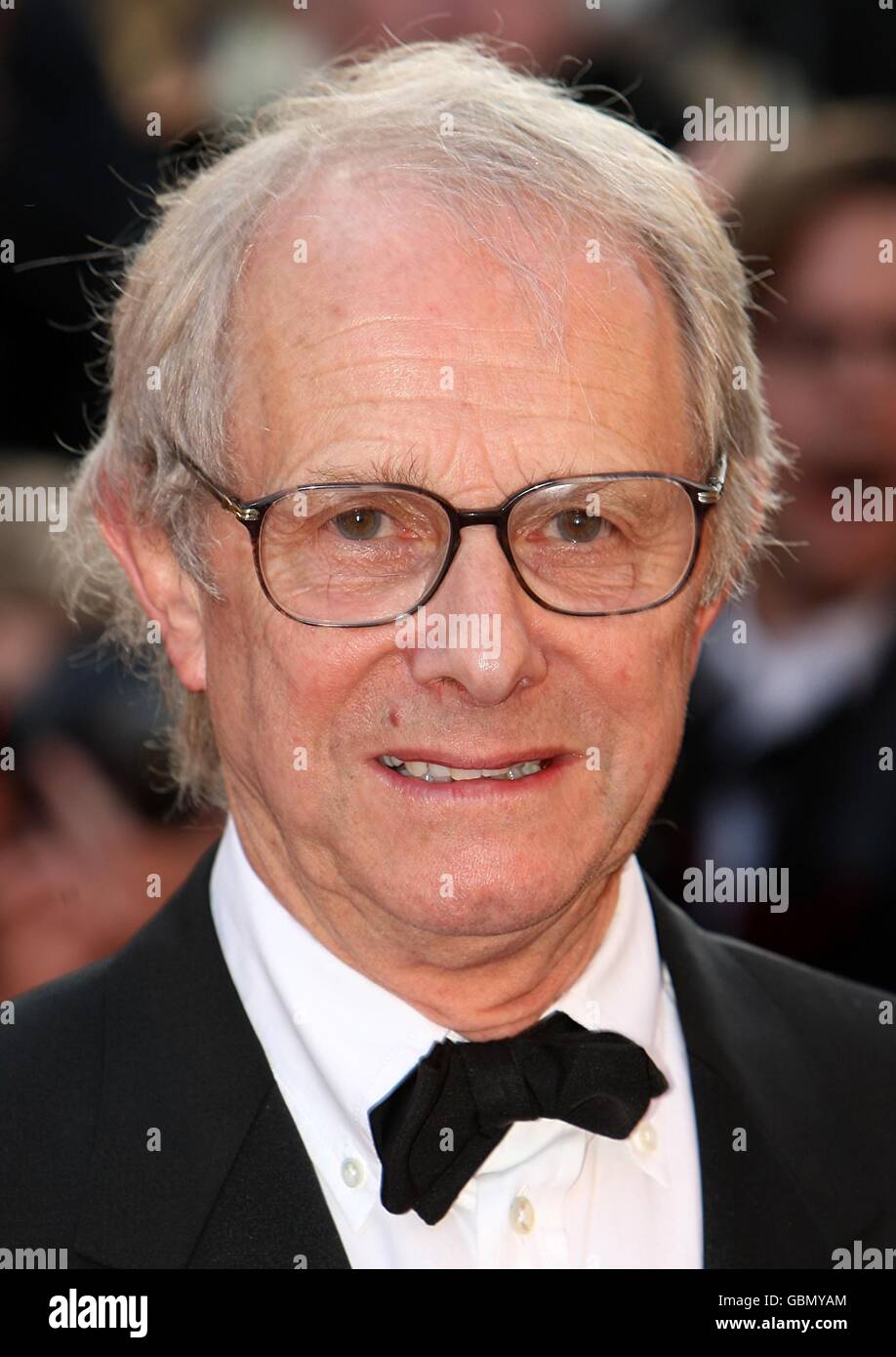 Ken Loach kommt zur offiziellen Vorführung von Looking for Eric im Palais de Festival während der 62. Filmfestspiele von Cannes, Frankreich. Stockfoto