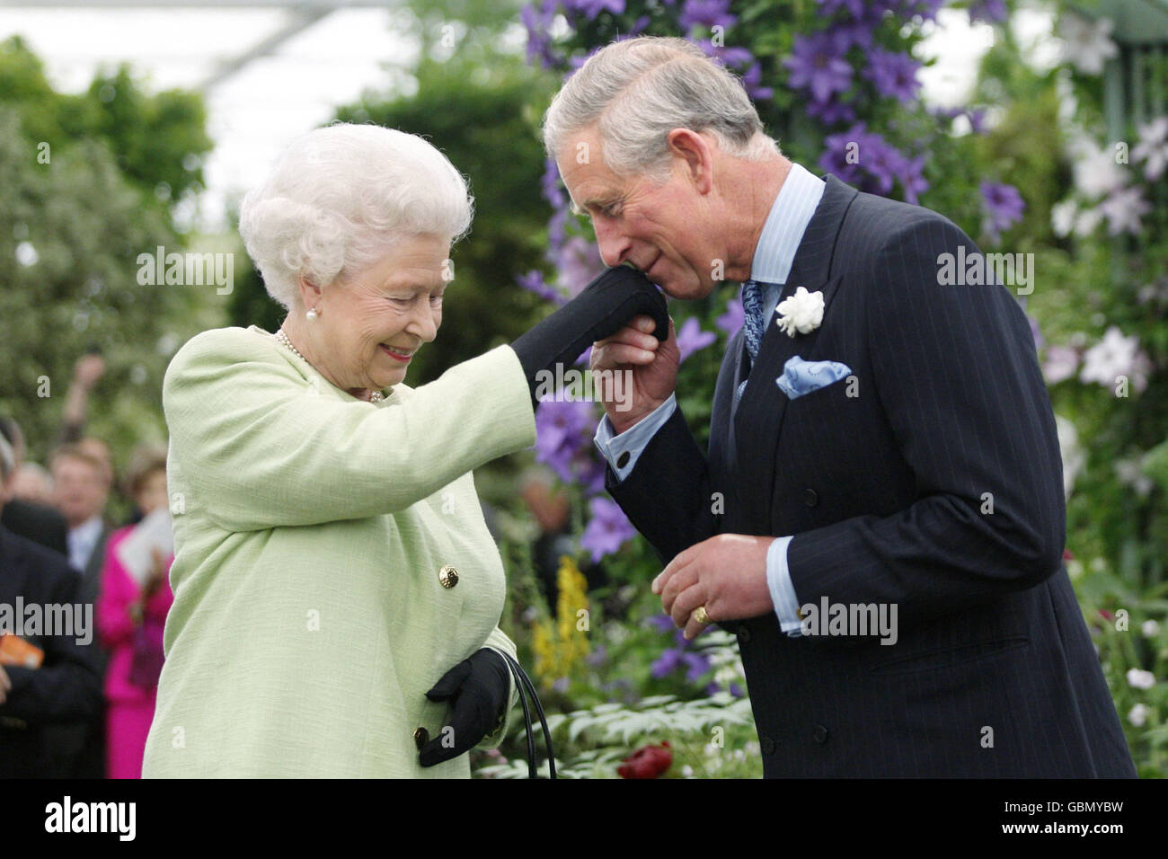 Die Königin überreicht dem Prince of Wales heute auf der Chelsea Flower Show die prestigeträchtigste Auszeichnung der Royal Horticultural Society, die Victoria Medal of Honor (VMH). Stockfoto