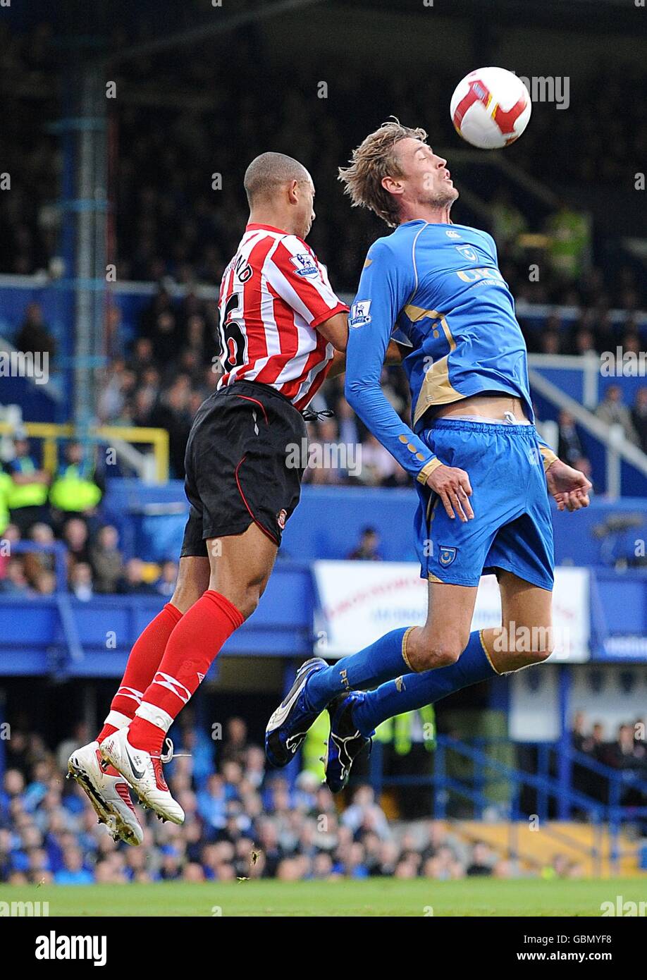 Sunderland's Danny Collins (links) und Portsmouth's Peter Crouch (rechts) in Aktion Stockfoto