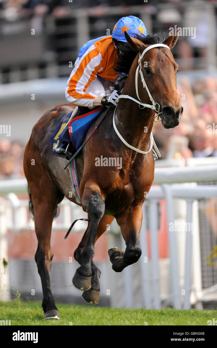 Unbesiegbares Herz von Jamie Spencer geritten verirscht, um zu gewinnen Das Halliwell Jones Handicap Stockfoto
