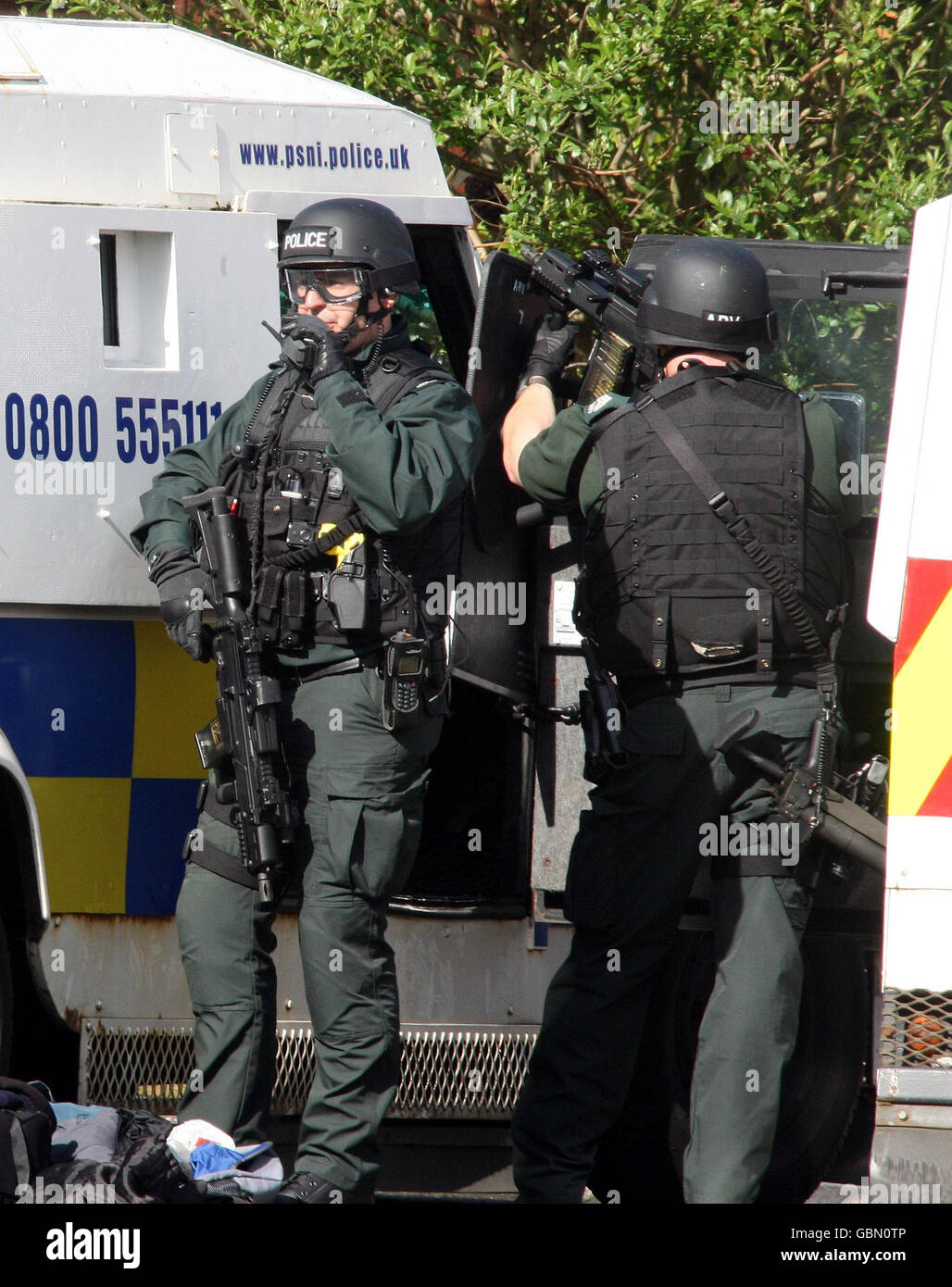 Bewaffnete Polizei bei einer Hausbelagerung in der unteren Ormeau-Straße von Belfast. Die Verhandlungsführer des Polizeidienstes von Nordirland waren vor Ort und bewaffnete Beamte überwachten das Gebiet, nachdem berichtet wurde, dass Männer mit einer Schusswaffe im Gebäude waren. Stockfoto