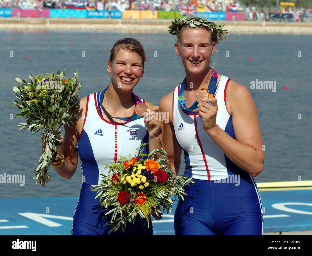 Die Briten sarah Winckless und Elise Laverick mit ihrer Bronze Medaillen für die Doppelschädel der Damen Stockfoto