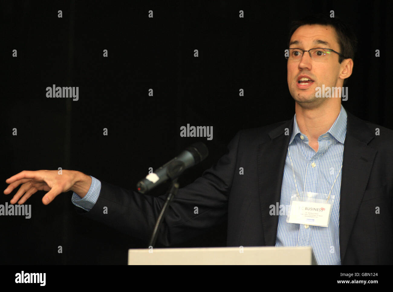 Dr. Richard Elliott, Direktor des Lawrie McMenemy Center for Football Research an der Solent University, Southampton, spricht während des FC Business Player and Coach Development Seminars Stockfoto