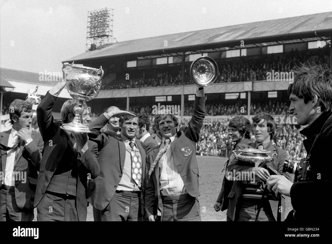 Derby County Spieler feiern mit den verschiedenen Trophäen, die das Team in der Saison 1971-72 gewonnen hat, der League Championship (weit l, Hintergrund), der Central League und dem Texaco Cup (r): (l-r) Peter Daniel, Alan Hinton, John O'Hare, Alan Durban, Ron Webster, Kevin Hector Stockfoto
