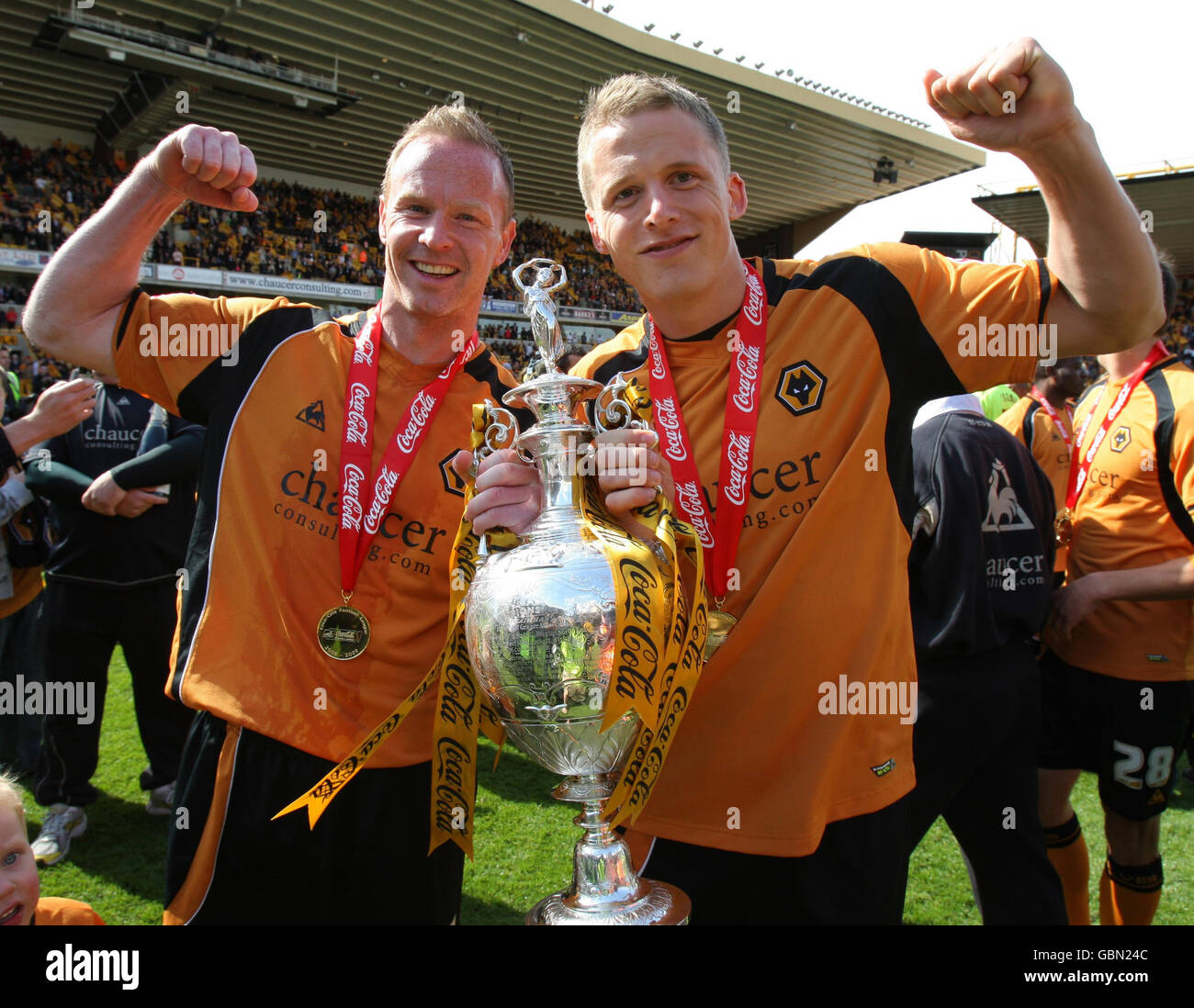 Wolverhampton Wanderers' Spieler Kapitän Jody Craddock (links) und Christophe Berra (rechts) halten die Football League Championship Trophy nach dem Coca-Cola Championship Spiel in Molineux, Wolverhampton. Stockfoto